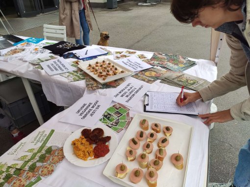 Studenti ispred SC-a [ 349.49 Kb ]