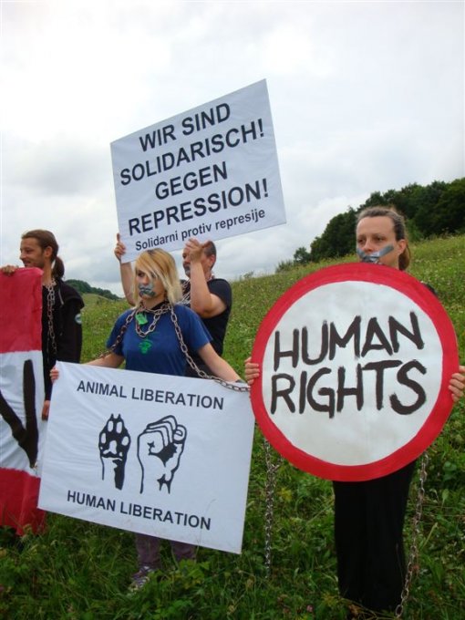 Protest on the Austrian-Slovenian border 1 [ 88.85 Kb ]