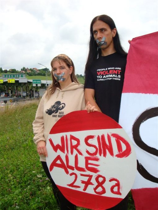 Protest on the Austrian-Slovenian border 2 [ 86.76 Kb ]