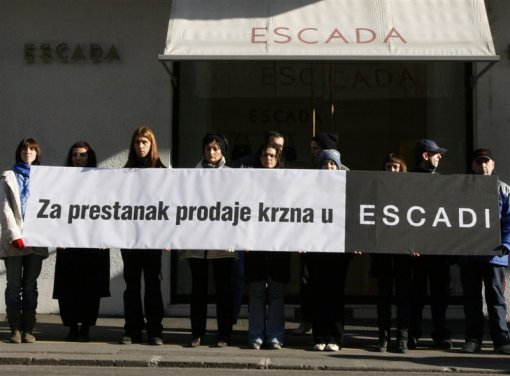 Protest in front of ESCADA 4 [ 61.44 Kb ]